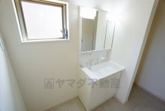 同仕様写真。三面鏡つき洗面台。収納も一体型になっているので、ドライヤーやヘアアイロンの置き場に困りませんね。