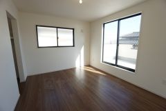 同仕様写真。住む人のこだわりを活かす洋室＾＾日当たりがよく、寝室としての利用もおすすめ。広めのクローゼットもあり荷物もすっきり片付けれ、ゆとりのある暮らしが出来ます＾＾