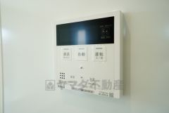 キッチン横からお湯張り、追い炊き、足し湯がボタン一つで楽々操作できる給湯機リモコンです。