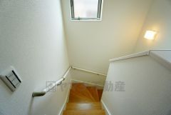 同仕様写真。階段は段数を通常より1段多く段差を低く設定し、足元灯も完備。より安全な階段を追求しました。