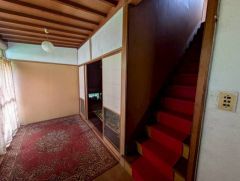 築年数を重ねた住まいならではの温かみが感じられる階段です。新築にはない落ち着いた雰囲気が魅力です＾＾