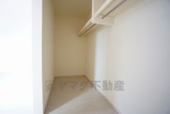 ハンガーパイプ付で散らかりがちな洋服類もきれいに整理できます。使用頻度が少ないものは枕棚の上に、足元には3段ボックスを置いて、フル活用できるクローゼットです＾＾