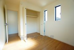 木目調のシンプルデザインで落ち着きと安らぎの空間に仕上げています。各部屋に収納が完備されているので、お荷物が多くなっても安心の設計です。