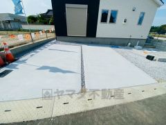 カースペースは停めやすい並列駐車3台付き。急な来客時も安心です＾＾ 間口も広く駐車がスムーズにできます＾＾