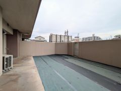 明るい日差しが差し込む専用庭付き住戸。洗濯物もよく乾く快適な環境です。