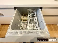 家事の時間が短縮できる食器洗浄乾燥機付。後片付けもラクラクです。 食器を洗う手間が減るので家族とのコミュニケーションの時間や自分の時間が増えますね。