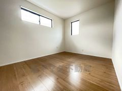 2面採光を確保した明るい室内は、風通しも良く、大変居心地の良い空間となっております。爽やかな風を感じて起きる朝は、快適生活の始まりに。