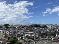 南東側に面した大型のバルコニーは日当たり良好です。お洗濯物も気持ちよく干せそうです。 テーブルとイスを置いてカフェタイムや日光浴、星を眺めたりも良いですね^^