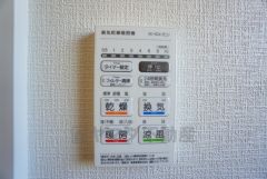 雨の日の洗濯も安心できる浴室暖房乾燥機付き浴室。 浴室暖房乾燥機には、暖房、乾燥、涼風、換気の4つの機能が付いています。タイマー付きです。