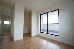 住む人のこだわりを活かす洋室＾＾日当たりがよく、寝室としての利用もおすすめ。広めのクローゼットもあり荷物もすっきり片付けれ、ゆとりのある暮らしが出来ます＾＾