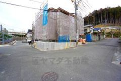 前面道路は公道西側約7.5ｍ、南側約5.9ｍ。幅広いため車の離合や駐車がスムーズです＾＾