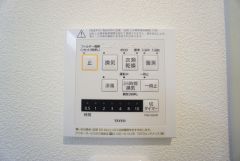 雨の日の洗濯も安心できる浴室暖房乾燥機付き浴室。リモコンで操作もボタン1つで簡単。 浴室暖房乾燥機には、暖房、乾燥、涼風、換気の4つの機能が付いています。タイマー付きです。