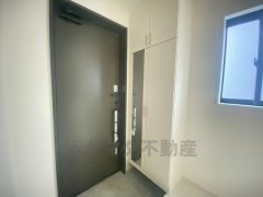 たっぷり収納できるシューズボックスです。家族全員の靴がきれいに整頓できます。棚の上にお花や写真を飾っても良いですね。