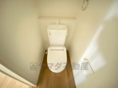 温水洗浄機付トイレです。節水機能もあるので、安心して使えますね。もちろん、1階2階の2ヶ所にトイレがあるので、忙しい朝にもゆとりができますね。