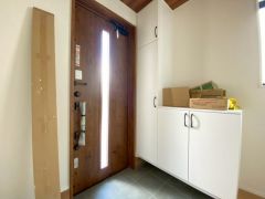 たっぷり収納できるシューズボックスです。家族全員の靴がきれいに整頓できます。棚の上にお花や写真を飾っても良いですね。