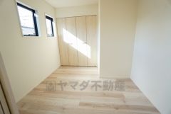 全居室にはたっぷり収納できる大型クローゼットを設置しています。窓には断熱性・保温性にすぐれ、省エネ効果のあるペアガラスを採用。冬には結露を防止します。