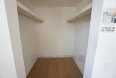 収納力豊富なウォークインクローゼット付き。洋服や小物などを1箇所にまとめて美しい収納を実現します。