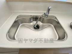 広々とした凸型シンクに洗剤ポケットを標準装備。大きなお鍋など洗いやすいです。洗剤や石鹸、スポンジもすっきりできる収納付き。