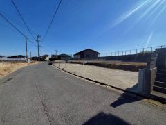 前面道路は公道北側約6.91～7.22ｍ。幅広いため車の離合や駐車がスムーズです＾＾