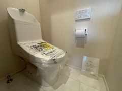 1階2階の2ヶ所にトイレがあるので、忙しい朝にもゆとりができますね。 節水、お掃除ラクラクなウォシュレット付の高機能トイレ。