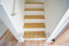 ご年配の方でも安心できる、手すり付き階段です＾＾段差も低めで設定されてますので安全性にも優れてますね＾＾