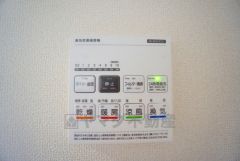 雨の日の洗濯も安心できる浴室暖房乾燥機付き浴室。リモコンで操作もボタン1つで簡単。 浴室暖房乾燥機には、暖房、乾燥、涼風、換気の4つの機能が付いています。タイマー付きです。