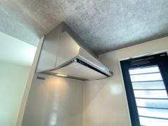調理により発生する油煙や臭いを吸い込み、屋外へ排気してくれます。