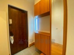 たっぷり収納できるシューズボックスです。家族全員の靴がきれいに整頓できます。棚の上にお花や写真を飾っても良いですね。