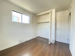 オープンクローゼットは、扉の開閉動作がないので荷物の出し入れがスムーズになります。衣類を綺麗にまとめておしゃれにまとめれば、お部屋のアクセントにもなります＾＾