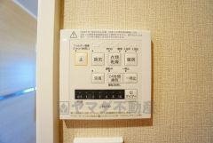 浴室暖房乾燥機には、暖房、乾燥、涼風、換気の4つの機能が付いています。タイマー付きです。