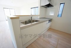 対面式カウンターキッチンでお子様の様子が見守れます。カウンタートップは耐熱性に優れており、日ごろのお掃除もふき取るだけでＯＫ。ステンレスシンクも簡単にお掃除できますよ。