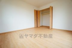 同仕様写真。木目調のシンプルデザインで落ち着きと安らぎの空間に仕上げています。各部屋に収納が完備されているので、お荷物が多くなっても安心の設計です。