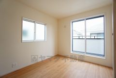 2面採光を確保した明るい室内は、風通しも良く、大変居心地の良い空間となっております。爽やかな風を感じて起きる朝は、快適生活の始まりに。