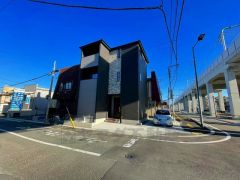 前面道路は北西側約7ｍ、南西側約6.9ｍ。幅広いため、駐車や車の離合がスムーズにできます＾＾スーパー・コンビニ・ドラッグストアまで徒歩7分圏内＾＾