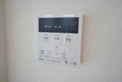 キッチン横からお湯張り、追い炊き、足し湯がボタン一つで楽々操作できる給湯機リモコンです＾＾忙しい夕飯の準備の時間帯に重宝しますね。