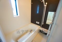 1日の疲れを癒すくつろぎのバスルーム。足を伸ばしてもゆったりと入れるサイズです。お子様と一緒にお風呂に入っても狭くないですね^^