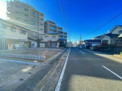 前面道路は公道東側約8.9～9ｍ。幅広いため車の離合や駐車がスムーズです＾＾ イオン大野城まで車で約4分（1.1ｋｍ）