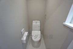温水洗浄機付トイレです。節水機能もあるので、安心して使えますね。もちろん、1階2階の2ヶ所にトイレがあるので、忙しい朝にもゆとりができますね。