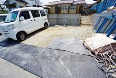 カースペースは停めやすい並列駐車2台付き。 前面道路は大型車両の通行も少ないので静かで快適な生活を送れます＾＾