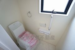 ウォシュレット付トイレです。節水機能もあるので、安心して使えますね。もちろん、1階2階の2ヶ所にトイレがあるので、忙しい朝にもゆとりができますね。