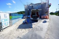 カースペースは停めやすい並列駐車3台駐車できます＾＾ 前面道路は6ｍ以上と駐車がスムーズにできます＾＾