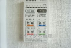 雨の日の洗濯も安心できる浴室暖房乾燥機付き浴室。リモコンで操作もボタン1つで簡単。 浴室暖房乾燥機には、暖房、乾燥、涼風、換気の4つの機能が付いています。タイマー付きです。