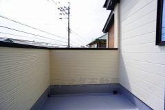 お天気の良い日はお洗濯物がよく乾きそうな日当たり良好のバルコニーです＾＾