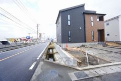 前面道路は西側約6.2ｍ。幅広いため車の離合はスムーズです＾＾車通りが少ないため、小さなお子様がいるご家庭でも安心です＾＾