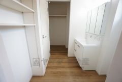 同仕様写真。収納が隠れて使いやすい、シャワー付き三面鏡洗面ドレッサーです。朝の準備もぬかりなくできます。