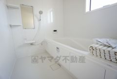 1日の疲れを癒すくつろぎのバスルーム。足を伸ばしてもゆったりと入れるサイズです。お子様と一緒にお風呂に入っても狭くないですね^^