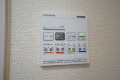 雨の日の洗濯も安心できる浴室暖房乾燥機付き浴室。リモコンで操作もボタン1つで簡単。 浴室暖房乾燥機には、暖房、乾燥、涼風、換気の4つの機能が付いています。タイマー付きです。
