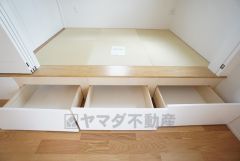 物が散らかりやすいリビングに収納スペースを確保。書類や雑貨をひとまとめにできまるため、お部屋をすっきりさせることが出来ます。