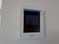 ドアを開けずに来訪者を確認できるモニター付インターフォン。防犯はもちろん、セールスマン対策にもなりますね＾＾