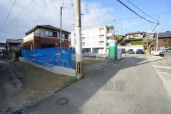 前面道路は公道北側約7.7ｍ、東側約4.1ｍ、私道南側約3.5ｍ。 車通りも少なく、安全性も確保しています＾＾